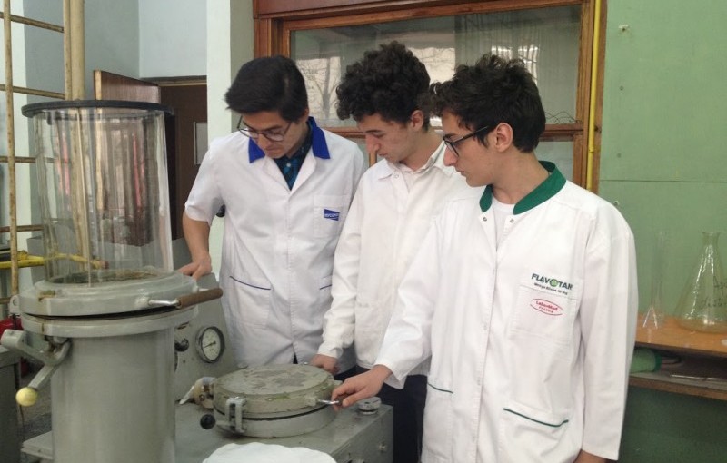 Elevi-inventie-reciclare-frunze-800x510