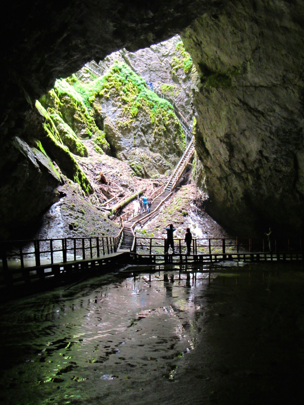 Five amazing Romanian caves to visit with your&nbsp;family