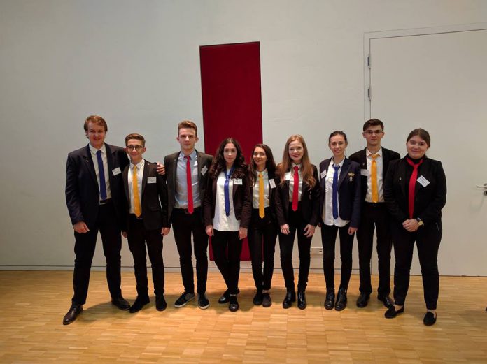 debate4749730341_1830833466923350872_n-696x521