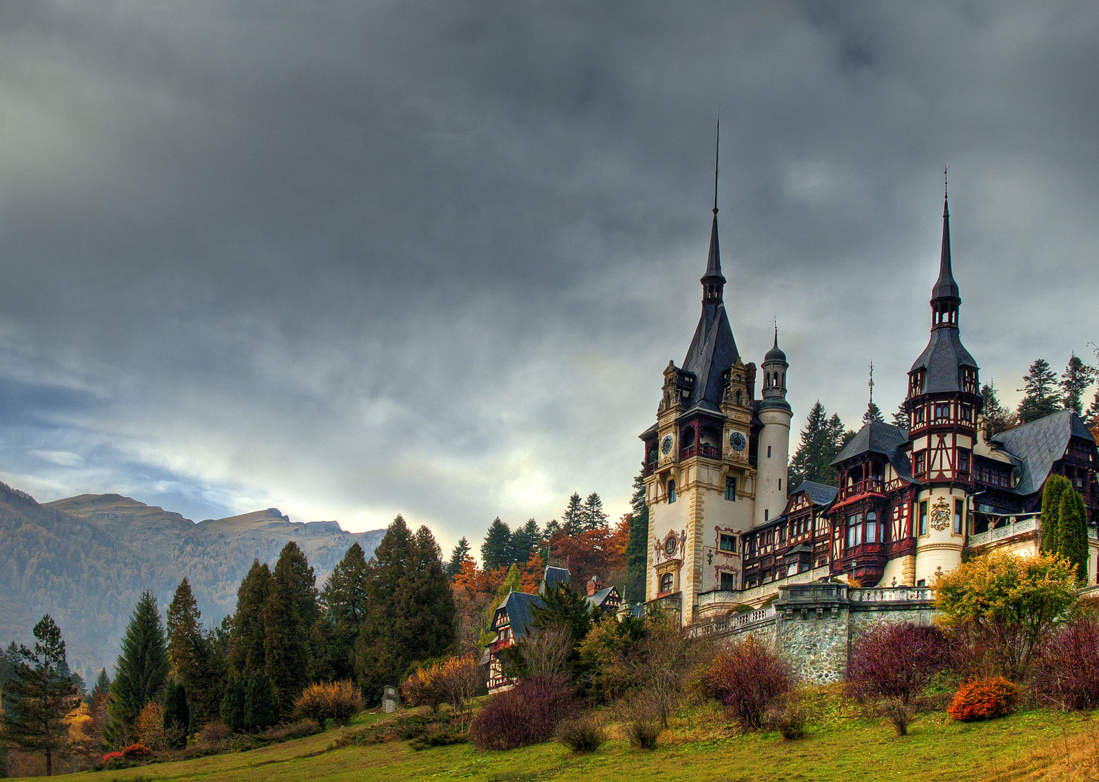 castelul_peles_sinaia_-_vedere_panoramica
