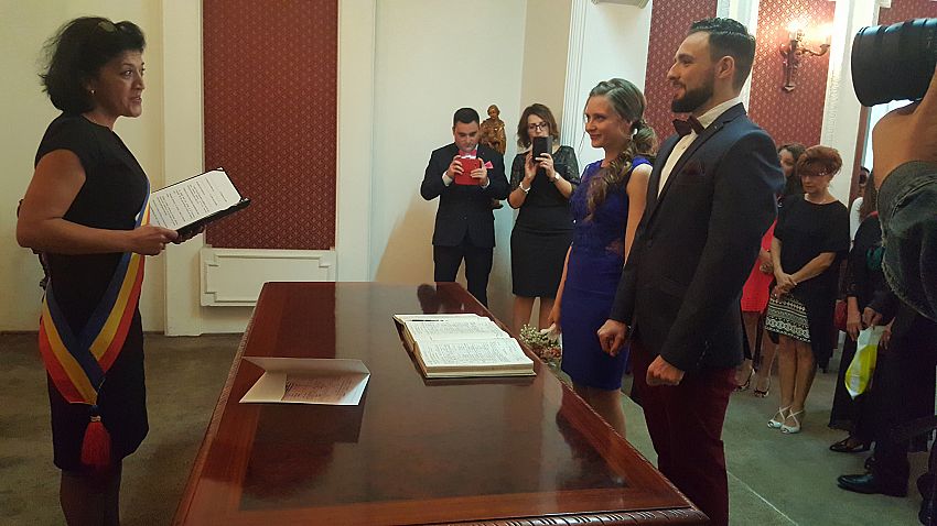 Couple asks wedding guests to donate to dog shelters instead of bringing&nbsp;flowers