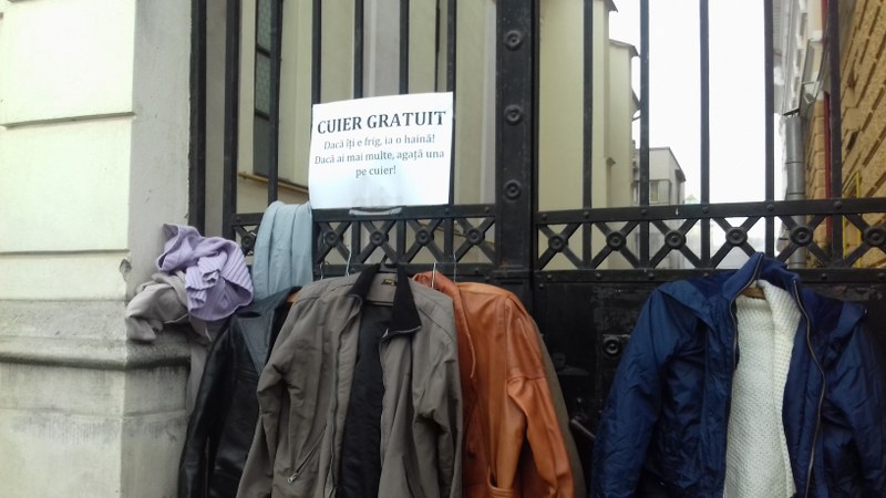 “Donate winter clothes, take one if you need” Cluj priest sets up a Free Clothes Hanger&nbsp;project